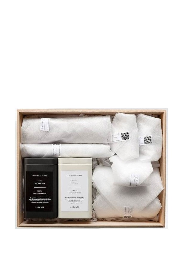 [브라운즈] 흑유 제주 말차/맛차 다도 선물세트는 제주 녹차 말차와 호지 말차, 흑유 도자기 다완, 차선, 차 스푼, 플랫 차시, 린넨 티 클로스 테이블 매트로 구성되어 말차 다도와 티 세레모니를 위한 완벽한 세트입니다. 풍부한 거품과 상쾌한 씁쓸함이 특징인 녹차 말차와 고소함과 산뜻함이 조화된 호지 말차는 각기 다른 매력을 선사합니다. 내부 어두운 유약 처리로 말차 착색을 방지한 흑유 다완과 대나무 수작업 조각이 돋보이는 차 도구들은 차를 즐기는 시간을 더욱 특별하게 만들어줍니다.
