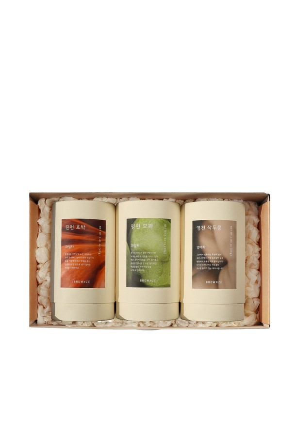 [브라운즈] 과일차 3종 선물세트는 충청북도 진천, 경상북도 영천에서 자란 천연 재료로 만든 과일차 선물 세트입니다. 숙면에 도움을 주는 '진천 호박차'(40g), 혈압 관리에 좋은 '영천 모과차'(40g), 그리고 피부 재생과 감기 예방에 효과적인 '영천 작두콩차'(30g)로 구성되었습니다. 카페인 없이 남녀노소 누구나 즐길 수 있으며, 온차 또는 아이스티로 다양하게 음용 가능합니다. 고급스러운 크라프트 상자에 담겨 선물용으로 적합하며, 차의 풍미를 더하는 레시피 카드도 함께 제공됩니다. 시즌별 패키지 변경으로 더욱 특별한 선물을 준비해 보세요.
