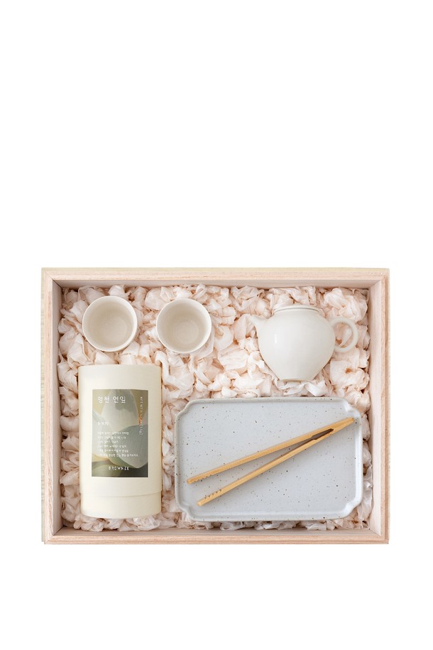 [브라운즈] 백운 달무리 연잎 허브차 다도 선물세트는 백운 달무리 다관 1개, 찻잔 2개, 호우 화이트 차판 1개, 대나무 차 집게 1개, 그리고 영천 연잎차 15g으로 구성된 다도 세트입니다. 숨쉬는 도자기의 특수 기능과 향 보존 기능이 더해져 차의 풍미를 깊게 하며, 달무리 디자인, 부드러운 곡선, 매끈한 실루엣이 특징입니다. 도자기와 대나무 소재, 무지 패턴, 화이트 컬러로 제작되었으며, 찻잎 필터와 보온 기능을 갖춰 차를 우리고 다도 즐기기에 적합합니다.
