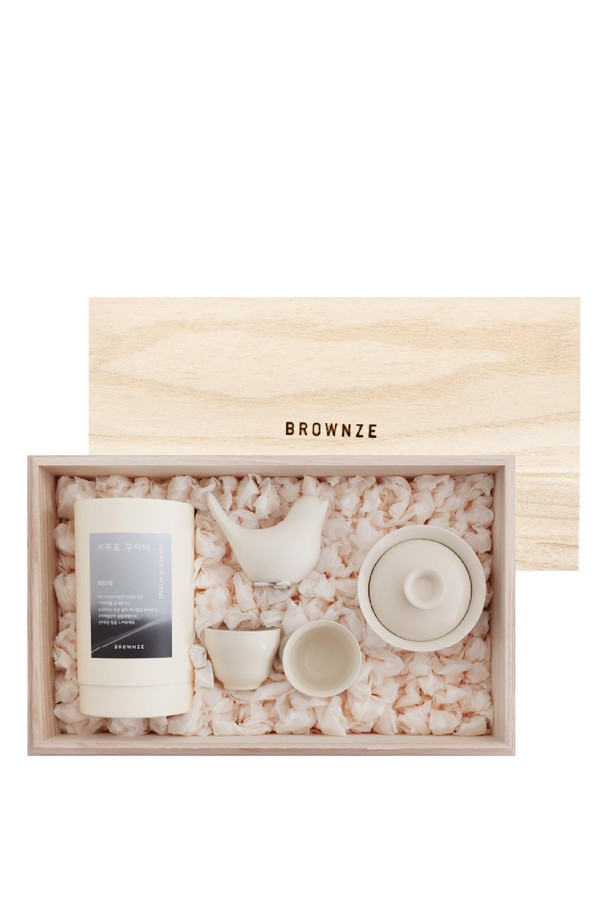 [브라운즈] 백운 종달새 허브차 다도 선물세트는 백색과 베이지 색상의 조화가 돋보이는 도자기 재질의 다도 세트입니다. 둥근 곡선과 달무리 형태의 디자인, 매트하고 부드러운 질감, 구름과 붓터치 무늬로 차분하고 세련된 분위기를 연출합니다. 가볍게 제작되어 우아한 사용감을 선사하며, 개완, 차잔, 뚜껑으로 구성되어 차를 우리고 다도 문화를 즐기기에 적합합니다.
