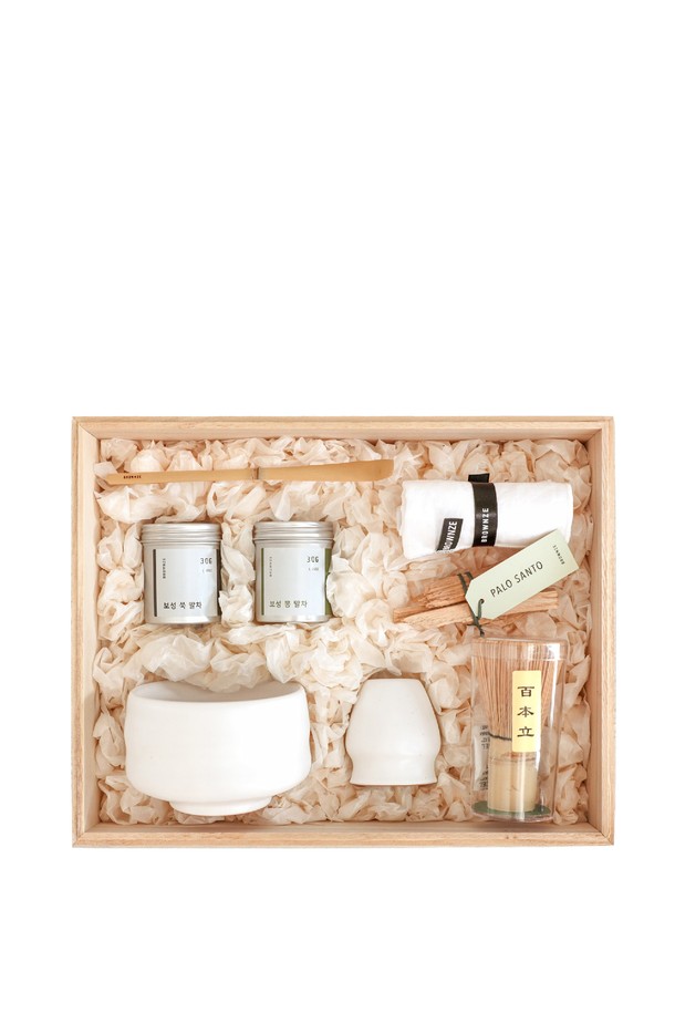 [브라운즈] 여울 보성 말차/맛차 명상 다도세트는 보성 숲 말차와 빵 말차를 포함하여, 도자기 재질의 방렬 말차 다완 및 100본 차선 등 섬세한 구성으로 깊이 있는 다도 경험을 선사합니다. 1280도 고온 소성 및 800도 삼벌 소성을 거친 고급 수제품으로, 겨울 수확 대나무 여울 차시와 팔로산토, 린넨 티 테이블 매트가 함께 제공되어 명상과 함께하는 차 생활을 더욱 풍요롭게 합니다. 화이트 컬러의 차분한 디자인은 전통 다도의 멋을 살려줍니다.
