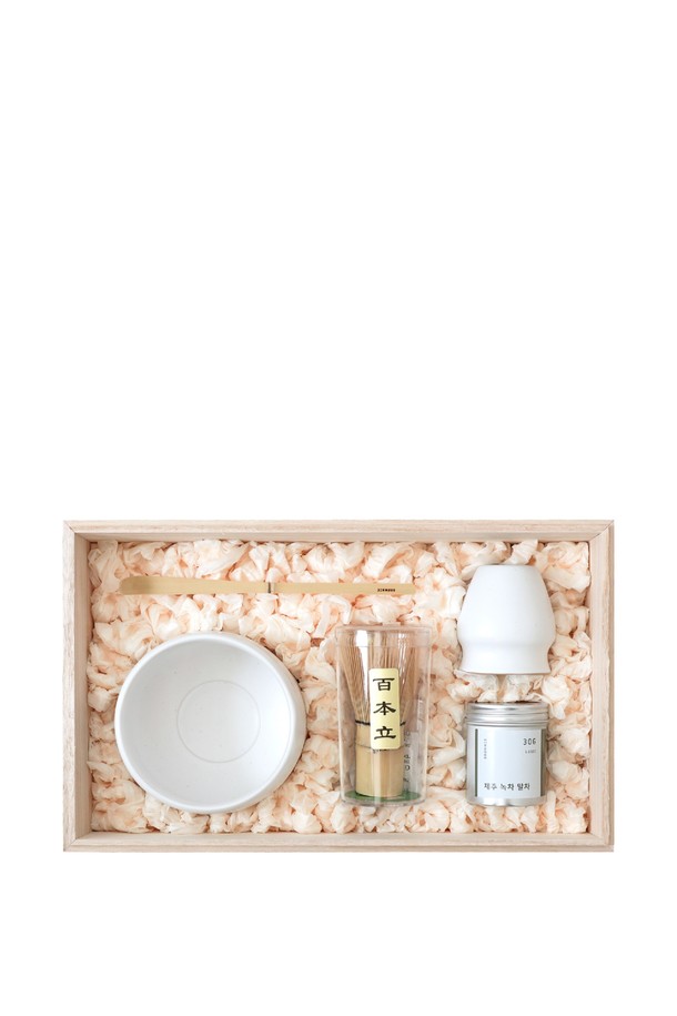 [브라운즈] 여울 제주 녹차 말차/맛차 다도 선물세트는 대나무 차시, 차선, 차선 받침, 말차 다완으로 구성된 세트입니다. 화이트와 베이지 색상의 도자기 소재와 방렬 무늬의 말차 다완은 전통적인 다도 분위기를 연출하며, 말차 계량, 거품내기, 보관, 건조 기능을 제공합니다. 무방부제, 무화학물질을 사용하여 안심하고 사용할 수 있는 다도 세트로, 제주 녹차/말차의 풍미를 더욱 깊이 있게 즐길 수 있습니다.
