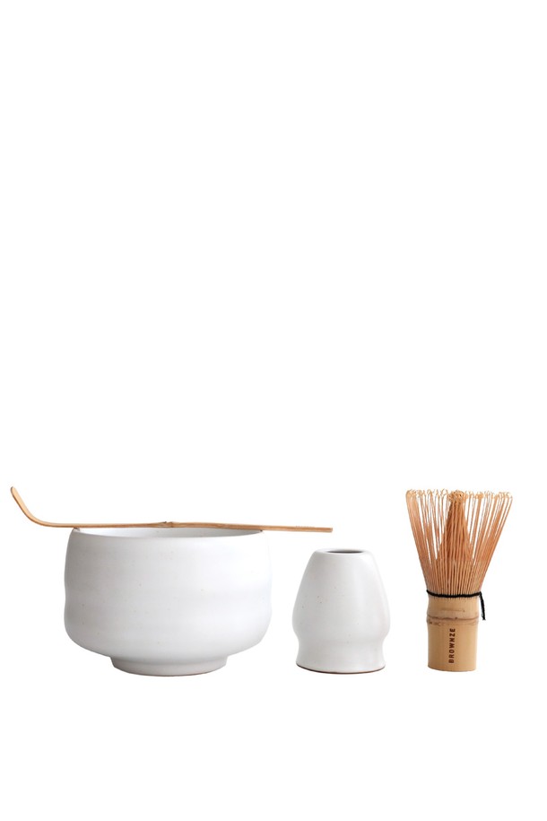 [브라운즈] 여울 빙렬 말차 다구 세트는 도자기, 대나무 소재로 제작되었으며, 하얀색과 베이지 색상의 조화 속에 방렬(균열) 무늬가 은은하게 빛납니다. 1280도 고온 소성과 800도 삼벌 소성을 거쳐 완성된 말차 다완, 차선 받침, 100본 차선, 대나무 차시 구성으로 말차 제조에 최적화되었습니다. 매끄럽고 부드러운 재질감과 물곡 디자인, 자연스러운 균열 무늬는 말차를 더욱 풍성하게 즐길 수 있도록 돕습니다.
