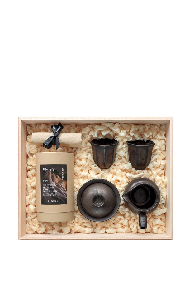 [브라운즈] 은하수 우엉 뿌리차 다도 선물세트는 은은하고 차분한 다도 시간을 위한 특별한 구성입니다. 사금 요변 유약 처리된 도자기 다구 세트와 부드러운 린넨 티 테이블 매트, 그리고 카페인 프리 우엉 뿌리차로 구성되어 있습니다. 8각 디자인의 정교한 곡선은 다구의 아름다움을 더하며, 나팔꽃 무늬가 은은한 멋을 자아냅니다. 선물용이나 다도용으로 훌륭하며, 차분하고 정갈한 분위기를 연출합니다.
