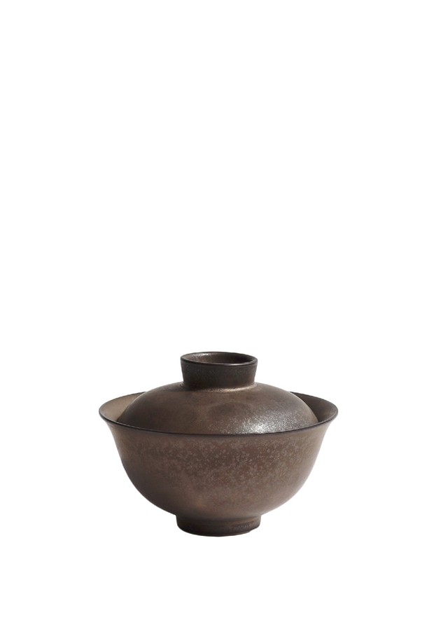 [브라운즈] 은하수 유금 도기 개완은 전통적인 방식으로 제작된 차도구입니다. 브라운 컬러의 도자기 소재에 유금 도금 기법을 적용하여 은은한 광택과 고급스러운 분위기를 자아냅니다. 정교한 곡선 디자인과 내부 유약 처리는 차의 풍미를 더욱 깊게 하며, 단단한 표면과 깨끗한 마감이 특징입니다. 개완은 뚜껑이 있는 찻잔으로, 전통차를 즐기기에 적합하며 클래식한 스타일을 선호하는 분들께 추천합니다.
