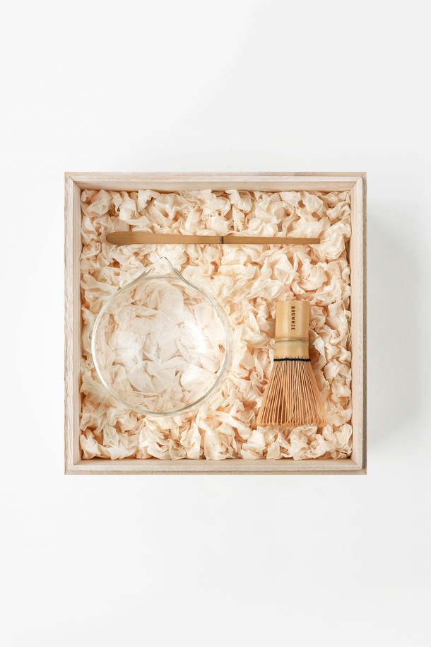 [브라운즈] 유리다완 말차/맛차 다구 3종 세트는 미니멀한 디자인의 1인 가구 및 말차/맛차 입문자를 위한 다기 세트입니다. 엔보 유리 차완, 말차/맛차 120본 차선, 웨이브 차시로 구성되어 있으며, 엠보 무늬가 특징입니다. 자연 건조된 대나무를 사용하여 제작되었으며, 화학물질을 사용하지 않아 안심하고 사용할 수 있습니다. 고급스러운 오동나무 상자에 안전하게 포장되어 선물용으로도 좋습니다. 거품 생성 기능을 통해 더욱 풍성한 말차/맛차를 즐길 수 있습니다.
