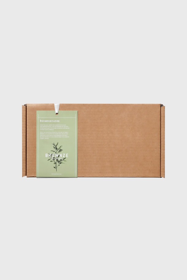 [브라운즈] 과일차 3종 선물세트는 충청북도 진천, 경상북도 영천에서 자란 천연 재료로 만든 과일차 선물 세트입니다. 숙면에 도움을 주는 '진천 호박차'(40g), 혈압 관리에 좋은 '영천 모과차'(40g), 그리고 피부 재생과 감기 예방에 효과적인 '영천 작두콩차'(30g)로 구성되었습니다. 카페인 없이 남녀노소 누구나 즐길 수 있으며, 온차 또는 아이스티로 다양하게 음용 가능합니다. 고급스러운 크라프트 상자에 담겨 선물용으로 적합하며, 차의 풍미를 더하는 레시피 카드도 함께 제공됩니다. 시즌별 패키지 변경으로 더욱 특별한 선물을 준비해 보세요.
