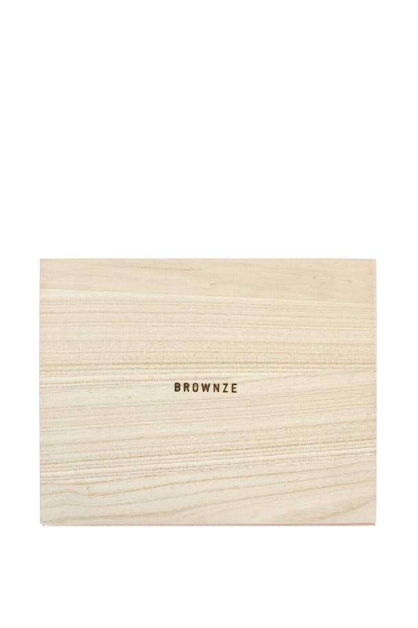 [브라운즈] 백운 달무리 연잎 허브차 다도 선물세트는 백운 달무리 다관 1개, 찻잔 2개, 호우 화이트 차판 1개, 대나무 차 집게 1개, 그리고 영천 연잎차 15g으로 구성된 다도 세트입니다. 숨쉬는 도자기의 특수 기능과 향 보존 기능이 더해져 차의 풍미를 깊게 하며, 달무리 디자인, 부드러운 곡선, 매끈한 실루엣이 특징입니다. 도자기와 대나무 소재, 무지 패턴, 화이트 컬러로 제작되었으며, 찻잎 필터와 보온 기능을 갖춰 차를 우리고 다도 즐기기에 적합합니다.
