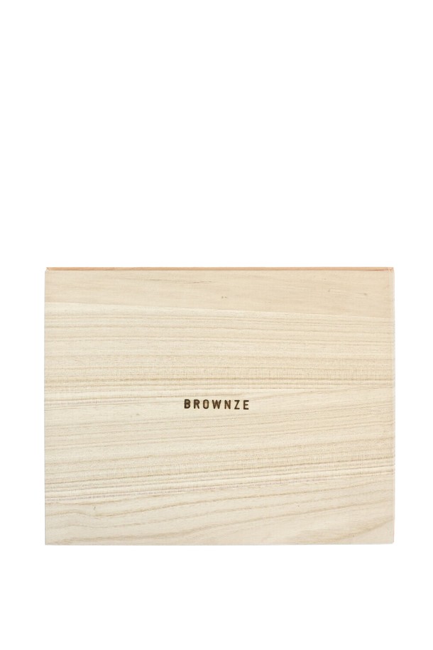 [브라운즈] 여울 보성 말차/맛차 명상 다도세트는 보성 숲 말차와 빵 말차를 포함하여, 도자기 재질의 방렬 말차 다완 및 100본 차선 등 섬세한 구성으로 깊이 있는 다도 경험을 선사합니다. 1280도 고온 소성 및 800도 삼벌 소성을 거친 고급 수제품으로, 겨울 수확 대나무 여울 차시와 팔로산토, 린넨 티 테이블 매트가 함께 제공되어 명상과 함께하는 차 생활을 더욱 풍요롭게 합니다. 화이트 컬러의 차분한 디자인은 전통 다도의 멋을 살려줍니다.
