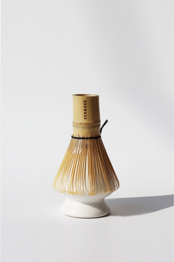 [브라운즈] 여울 빙렬 맛차 차선 받침, 차선 홀더는 1280도 고온 소성과 800도 삼벌 소성을 거쳐 제작되어 견고한 두께와 매끄러운 표면을 자랑합니다. 화이트와 베이지 두 가지 색상으로 제공되며, 빙렬 무늬가 클래식하고 우아한 분위기를 더합니다. 차선의 수명을 연장하고, 안정적인 받침 구조와 부드러운 사용감을 제공하여 차 도구 사용의 즐거움을 높여줍니다.
