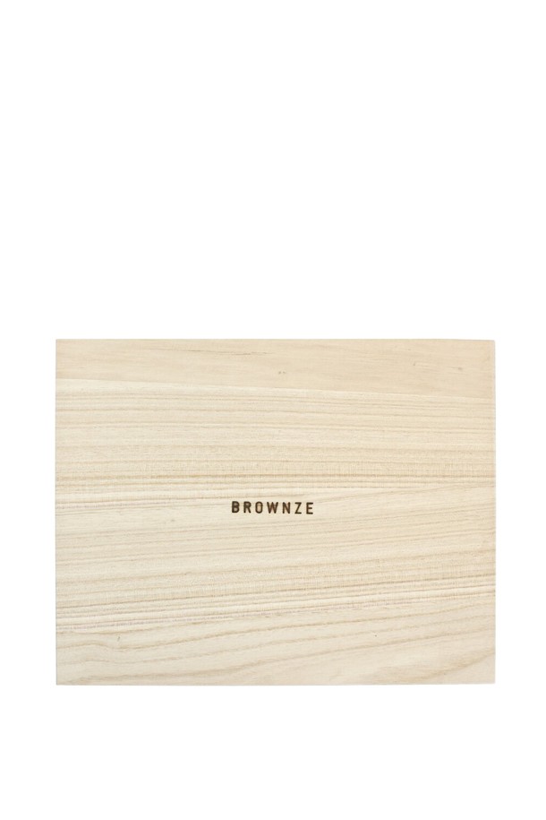 [브라운즈] 은하수 우엉 뿌리차 다도 선물세트는 은은하고 차분한 다도 시간을 위한 특별한 구성입니다. 사금 요변 유약 처리된 도자기 다구 세트와 부드러운 린넨 티 테이블 매트, 그리고 카페인 프리 우엉 뿌리차로 구성되어 있습니다. 8각 디자인의 정교한 곡선은 다구의 아름다움을 더하며, 나팔꽃 무늬가 은은한 멋을 자아냅니다. 선물용이나 다도용으로 훌륭하며, 차분하고 정갈한 분위기를 연출합니다.
