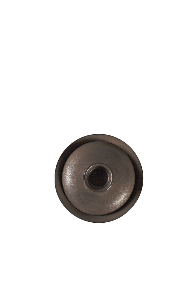 [브라운즈] 은하수 유금 도기 개완은 전통적인 방식으로 제작된 차도구입니다. 브라운 컬러의 도자기 소재에 유금 도금 기법을 적용하여 은은한 광택과 고급스러운 분위기를 자아냅니다. 정교한 곡선 디자인과 내부 유약 처리는 차의 풍미를 더욱 깊게 하며, 단단한 표면과 깨끗한 마감이 특징입니다. 개완은 뚜껑이 있는 찻잔으로, 전통차를 즐기기에 적합하며 클래식한 스타일을 선호하는 분들께 추천합니다.
