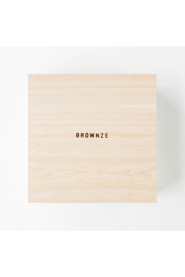 [브라운즈] 유리다완 말차/맛차 다구 3종 세트는 미니멀한 디자인의 1인 가구 및 말차/맛차 입문자를 위한 다기 세트입니다. 엔보 유리 차완, 말차/맛차 120본 차선, 웨이브 차시로 구성되어 있으며, 엠보 무늬가 특징입니다. 자연 건조된 대나무를 사용하여 제작되었으며, 화학물질을 사용하지 않아 안심하고 사용할 수 있습니다. 고급스러운 오동나무 상자에 안전하게 포장되어 선물용으로도 좋습니다. 거품 생성 기능을 통해 더욱 풍성한 말차/맛차를 즐길 수 있습니다.
