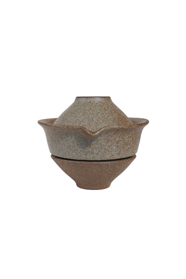 [브라운즈] 시그니처 쾌객배 도자기 다구 패키지, 틸브라운은 아름다운 틸브라운 컬러의 도자기 다구 세트입니다. 수작업으로 제작되어 부드러운 곡선과 심플한 디자인이 돋보이며, 로고 각인으로 브라운즈만의 정체성을 더했습니다. 티팟 1개와 차잔 2개로 구성되어 실용적인 사용이 가능하며, 고온 소성과 유약 처리를 거쳐 안전하게 제작되었습니다. 차를 즐기는 특별한 순간을 더욱 풍성하게 만들어 줄 쾌적배 다구 세트를 만나보세요.
