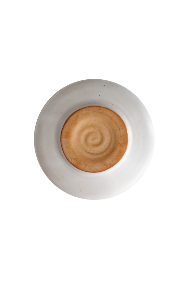 [브라운즈] 여울 빙렬 말차 다구 세트는 도자기, 대나무 소재로 제작되었으며, 하얀색과 베이지 색상의 조화 속에 방렬(균열) 무늬가 은은하게 빛납니다. 1280도 고온 소성과 800도 삼벌 소성을 거쳐 완성된 말차 다완, 차선 받침, 100본 차선, 대나무 차시 구성으로 말차 제조에 최적화되었습니다. 매끄럽고 부드러운 재질감과 물곡 디자인, 자연스러운 균열 무늬는 말차를 더욱 풍성하게 즐길 수 있도록 돕습니다.
