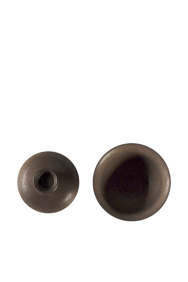 [브라운즈] 은하수 유금 도기 개완은 전통적인 방식으로 제작된 차도구입니다. 브라운 컬러의 도자기 소재에 유금 도금 기법을 적용하여 은은한 광택과 고급스러운 분위기를 자아냅니다. 정교한 곡선 디자인과 내부 유약 처리는 차의 풍미를 더욱 깊게 하며, 단단한 표면과 깨끗한 마감이 특징입니다. 개완은 뚜껑이 있는 찻잔으로, 전통차를 즐기기에 적합하며 클래식한 스타일을 선호하는 분들께 추천합니다.
