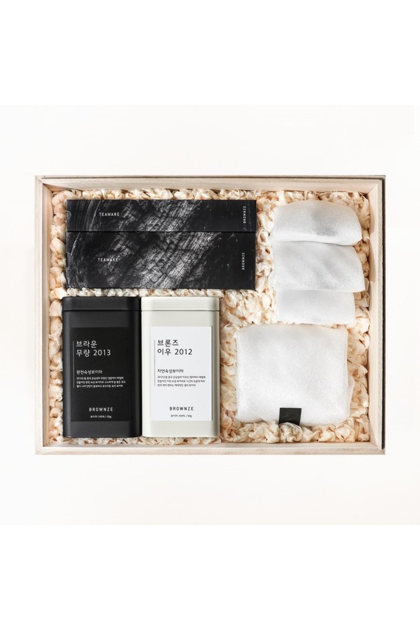 [브라운즈] 유리다완 말차/맛차 다구 3종 세트는 미니멀한 디자인의 1인 가구 및 말차/맛차 입문자를 위한 다기 세트입니다. 엔보 유리 차완, 말차/맛차 120본 차선, 웨이브 차시로 구성되어 있으며, 엠보 무늬가 특징입니다. 자연 건조된 대나무를 사용하여 제작되었으며, 화학물질을 사용하지 않아 안심하고 사용할 수 있습니다. 고급스러운 오동나무 상자에 안전하게 포장되어 선물용으로도 좋습니다. 거품 생성 기능을 통해 더욱 풍성한 말차/맛차를 즐길 수 있습니다.
