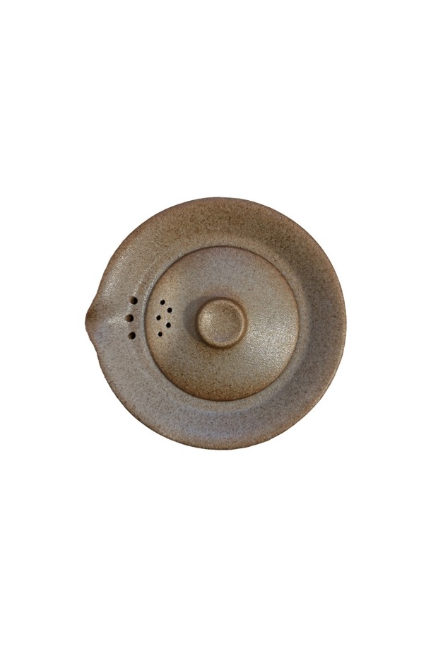 [브라운즈] 시그니처 쾌객배 도자기 다구 패키지, 틸브라운은 아름다운 틸브라운 컬러의 도자기 다구 세트입니다. 수작업으로 제작되어 부드러운 곡선과 심플한 디자인이 돋보이며, 로고 각인으로 브라운즈만의 정체성을 더했습니다. 티팟 1개와 차잔 2개로 구성되어 실용적인 사용이 가능하며, 고온 소성과 유약 처리를 거쳐 안전하게 제작되었습니다. 차를 즐기는 특별한 순간을 더욱 풍성하게 만들어 줄 쾌적배 다구 세트를 만나보세요.
