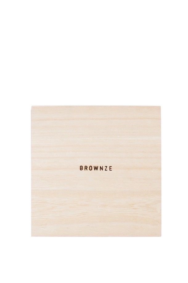 [브라운즈] 여울 빙렬 말차/맛차 차총 다도세트는 도자기 재질의 차완, 차선 받침, 100본 차선, 차시, 차총으로 구성된 다도 세트입니다. 하얀색과 베이지색의 조화, 그리고 역동적인 물 흐름을 표현한 디자인과 균열 무늬가 특징이며, 말차 준비 및 다도에 적합합니다. 1년 건조된 대나무를 사용하여 제작되었으며, 매끄러운 표면으로 고급스러움을 더합니다.
