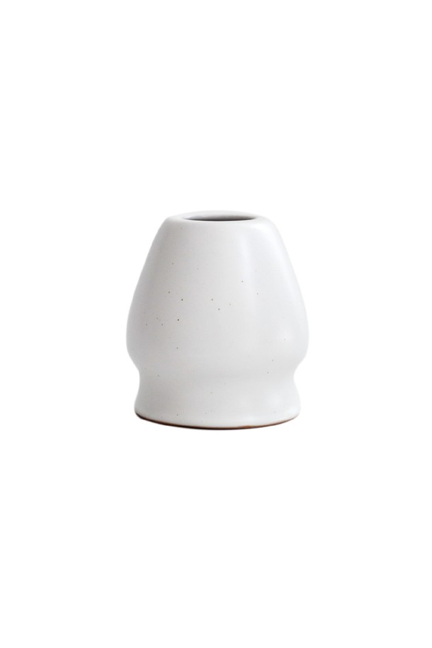 [브라운즈] 여울 빙렬 말차 다구 세트는 도자기, 대나무 소재로 제작되었으며, 하얀색과 베이지 색상의 조화 속에 방렬(균열) 무늬가 은은하게 빛납니다. 1280도 고온 소성과 800도 삼벌 소성을 거쳐 완성된 말차 다완, 차선 받침, 100본 차선, 대나무 차시 구성으로 말차 제조에 최적화되었습니다. 매끄럽고 부드러운 재질감과 물곡 디자인, 자연스러운 균열 무늬는 말차를 더욱 풍성하게 즐길 수 있도록 돕습니다.
