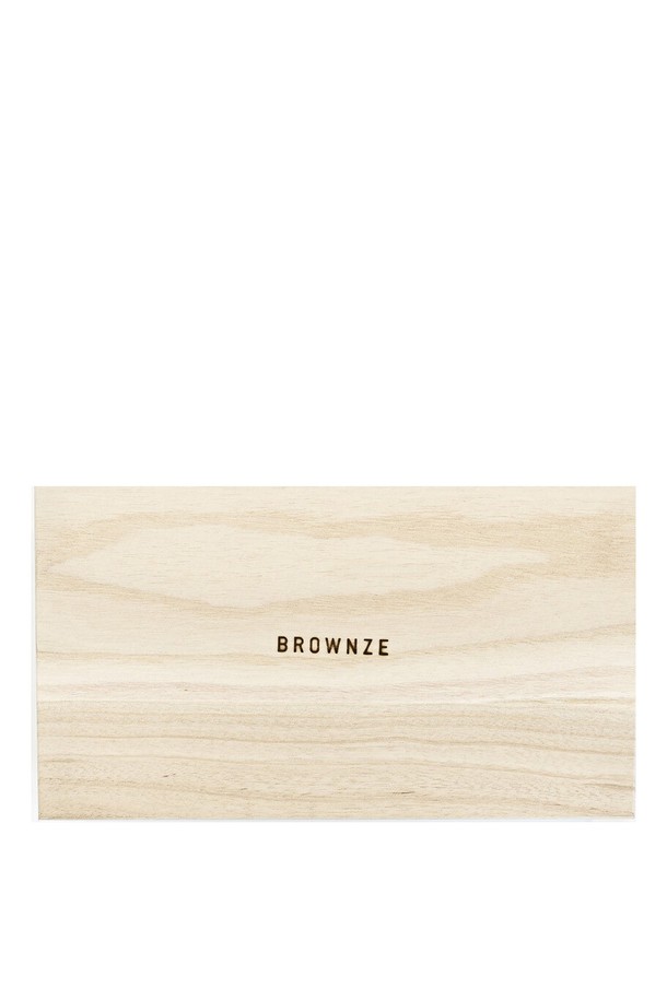 [브라운즈] 저녁바람 호지차 다도 선물세트는 천연 점토를 사용하여 수작업으로 제작된 다도 세트입니다. 내추럴 클레이 색상과 전통적인 스타일, 무유약 내부 마감으로 차의 향과 맛을 더욱 깊이 있게 즐길 수 있습니다. 티팟 1개와 찻잔 2개로 구성되어 있으며, 다공성 구조와 통기성을 통해 차를 더욱 풍미 있게 음미할 수 있습니다.
