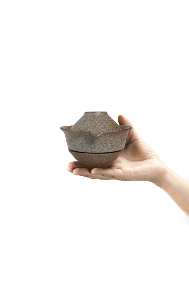 [브라운즈] 시그니처 쾌객배 도자기 다구 패키지, 틸브라운은 아름다운 틸브라운 컬러의 도자기 다구 세트입니다. 수작업으로 제작되어 부드러운 곡선과 심플한 디자인이 돋보이며, 로고 각인으로 브라운즈만의 정체성을 더했습니다. 티팟 1개와 차잔 2개로 구성되어 실용적인 사용이 가능하며, 고온 소성과 유약 처리를 거쳐 안전하게 제작되었습니다. 차를 즐기는 특별한 순간을 더욱 풍성하게 만들어 줄 쾌적배 다구 세트를 만나보세요.
