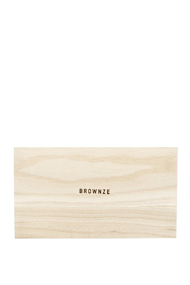 [브라운즈] 여울 제주 녹차 말차/맛차 다도 선물세트는 대나무 차시, 차선, 차선 받침, 말차 다완으로 구성된 세트입니다. 화이트와 베이지 색상의 도자기 소재와 방렬 무늬의 말차 다완은 전통적인 다도 분위기를 연출하며, 말차 계량, 거품내기, 보관, 건조 기능을 제공합니다. 무방부제, 무화학물질을 사용하여 안심하고 사용할 수 있는 다도 세트로, 제주 녹차/말차의 풍미를 더욱 깊이 있게 즐길 수 있습니다.
