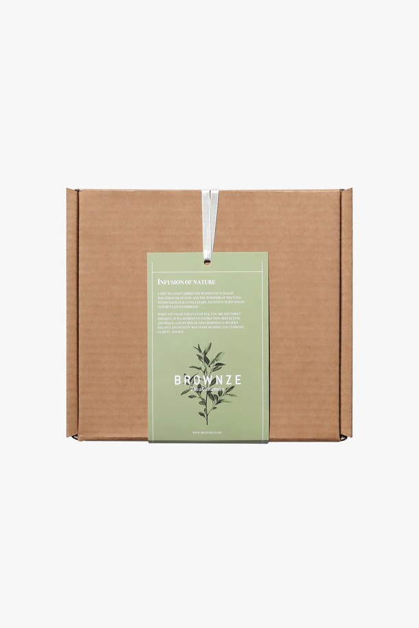 [브라운즈] 시그니처 쾌객배 도자기 다구 패키지, 틸브라운은 아름다운 틸브라운 컬러의 도자기 다구 세트입니다. 수작업으로 제작되어 부드러운 곡선과 심플한 디자인이 돋보이며, 로고 각인으로 브라운즈만의 정체성을 더했습니다. 티팟 1개와 차잔 2개로 구성되어 실용적인 사용이 가능하며, 고온 소성과 유약 처리를 거쳐 안전하게 제작되었습니다. 차를 즐기는 특별한 순간을 더욱 풍성하게 만들어 줄 쾌적배 다구 세트를 만나보세요.
