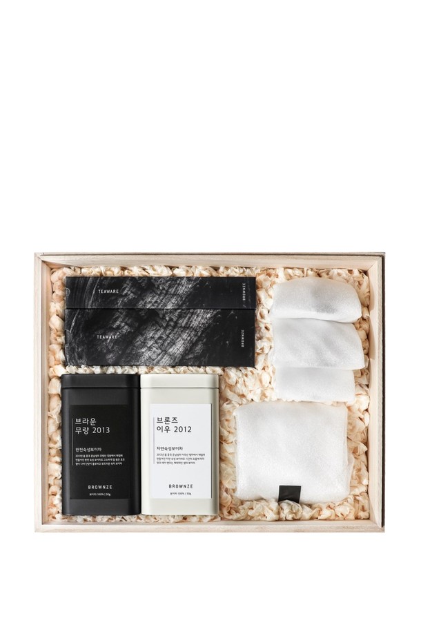 [브라운즈] 여울 제주 녹차 말차/맛차 다도 선물세트는 대나무 차시, 차선, 차선 받침, 말차 다완으로 구성된 세트입니다. 화이트와 베이지 색상의 도자기 소재와 방렬 무늬의 말차 다완은 전통적인 다도 분위기를 연출하며, 말차 계량, 거품내기, 보관, 건조 기능을 제공합니다. 무방부제, 무화학물질을 사용하여 안심하고 사용할 수 있는 다도 세트로, 제주 녹차/말차의 풍미를 더욱 깊이 있게 즐길 수 있습니다.
