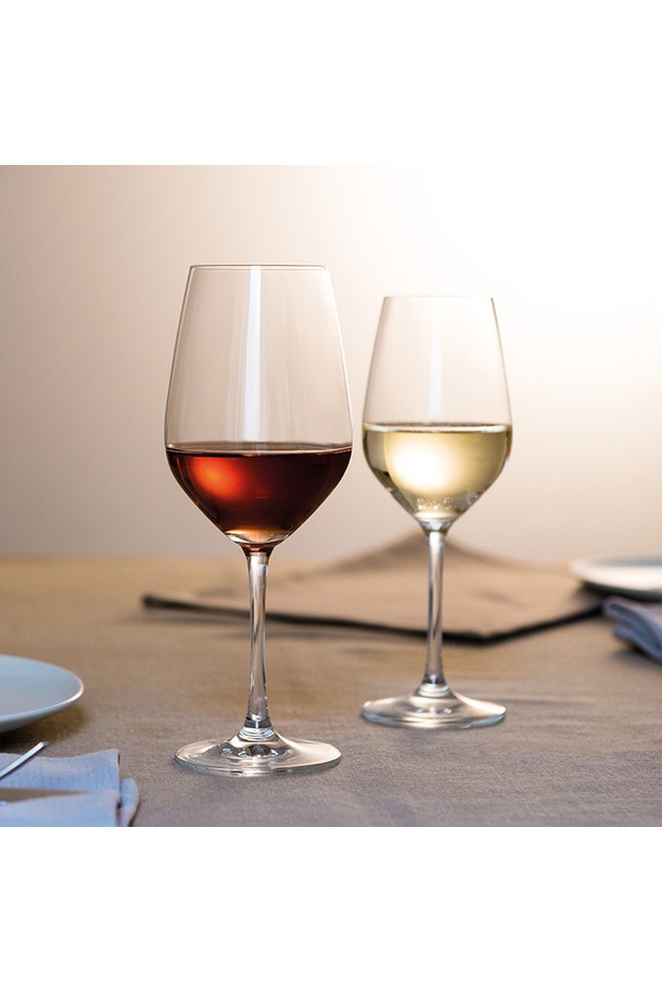 [즈비젤글라스] 비냐 와인잔 2p 3종택1 (호일커터증정)은 트라이탄 크리스탈 소재로 제작되어 맑고 투명한 아름다움을 선사합니다. 티타늄과 지르코늄을 함유하여 내구성을 높였으며, 무연 및 무바륨으로 안심하고 사용할 수 있습니다. 얇은 림 디자인은 와인의 풍미를 극대화하며, 긴 스템은 우아한 분위기를 더합니다. 와인, 샴페인, 맥주 등 다양한 음료를 즐기기에 적합하며, 향과 맛을 오랫동안 보존할 수 있도록 설계되었습니다. 보르도, 버건디, 레드와인, 화이트와인, 샴페인 글라스 중 선택 가능하며, 호일커터가 함께 제공됩니다.
