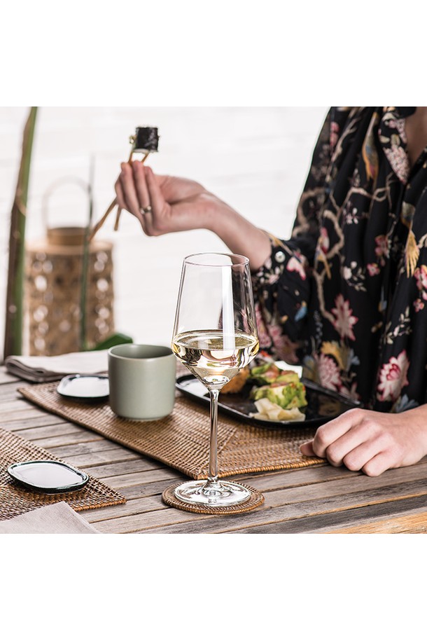 [즈비젤글라스] 벨페스타(퓨어) 와안잔 2p 3종 택1은 와인과 샴페인의 풍미를 더욱 돋우는 와인잔 2개와 호일커터로 구성된 상품입니다. 얇은 테두리와 긴 스템 디자인, 튤립 모양으로 제작되어 고급스러운 분위기를 연출하며, 보르도잔, 버건디잔, 화이트 와인잔 중 선택 가능합니다. 크리스탈 소재, 강화 유리, 티타늄 및 지르코늄 함유로 내구성이 뛰어나 파손 위험을 줄여줍니다. 향을 보존하고 온도를 유지하여 와인의 섬세한 맛을 오랫동안 즐길 수 있습니다.
