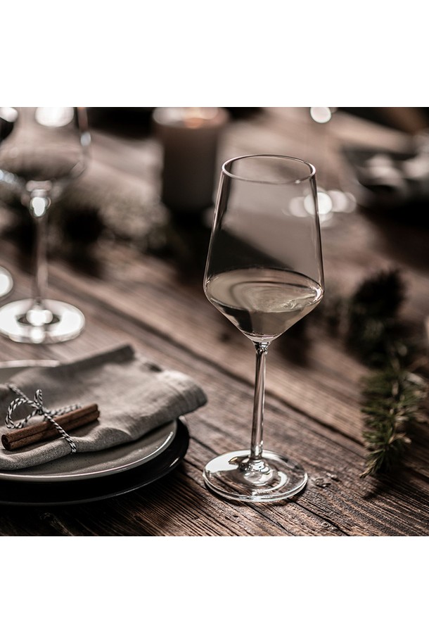 [즈비젤글라스] 벨페스타(퓨어) 와안잔 2p 3종 택1은 와인과 샴페인의 풍미를 더욱 돋우는 와인잔 2개와 호일커터로 구성된 상품입니다. 얇은 테두리와 긴 스템 디자인, 튤립 모양으로 제작되어 고급스러운 분위기를 연출하며, 보르도잔, 버건디잔, 화이트 와인잔 중 선택 가능합니다. 크리스탈 소재, 강화 유리, 티타늄 및 지르코늄 함유로 내구성이 뛰어나 파손 위험을 줄여줍니다. 향을 보존하고 온도를 유지하여 와인의 섬세한 맛을 오랫동안 즐길 수 있습니다.
