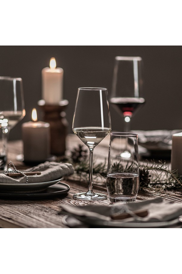 [즈비젤글라스] 벨페스타(퓨어) 와안잔 2p 3종 택1은 와인과 샴페인의 풍미를 더욱 돋우는 와인잔 2개와 호일커터로 구성된 상품입니다. 얇은 테두리와 긴 스템 디자인, 튤립 모양으로 제작되어 고급스러운 분위기를 연출하며, 보르도잔, 버건디잔, 화이트 와인잔 중 선택 가능합니다. 크리스탈 소재, 강화 유리, 티타늄 및 지르코늄 함유로 내구성이 뛰어나 파손 위험을 줄여줍니다. 향을 보존하고 온도를 유지하여 와인의 섬세한 맛을 오랫동안 즐길 수 있습니다.
