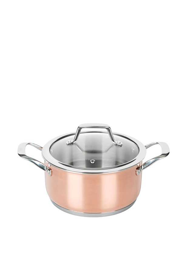 [BRK] 모던쉐프 코퍼 통3중 동냄비 양수 20cm는 뛰어난 열전도율과 열보존력을 자랑하는 조리용 냄비입니다. 구리, 알루미늄, 스테인리스스틸의 3중 구조로 제작되어, 인덕션 사용이 가능하며 최대 200도까지 사용 가능합니다. 강화유리 뚜껑과 용량 표시 마킹으로 편리성을 더했으며, 인체공학적 스테인리스스틸 손잡이 디자인으로 안전하고 편안한 사용감을 제공합니다. 본 제품은 열전도, 보온, 영양소 보존 기능을 통해 더욱 만족스러운 요리를 선사하며, 20cm 사이즈로 다양한 요리에 활용할 수 있습니다.
