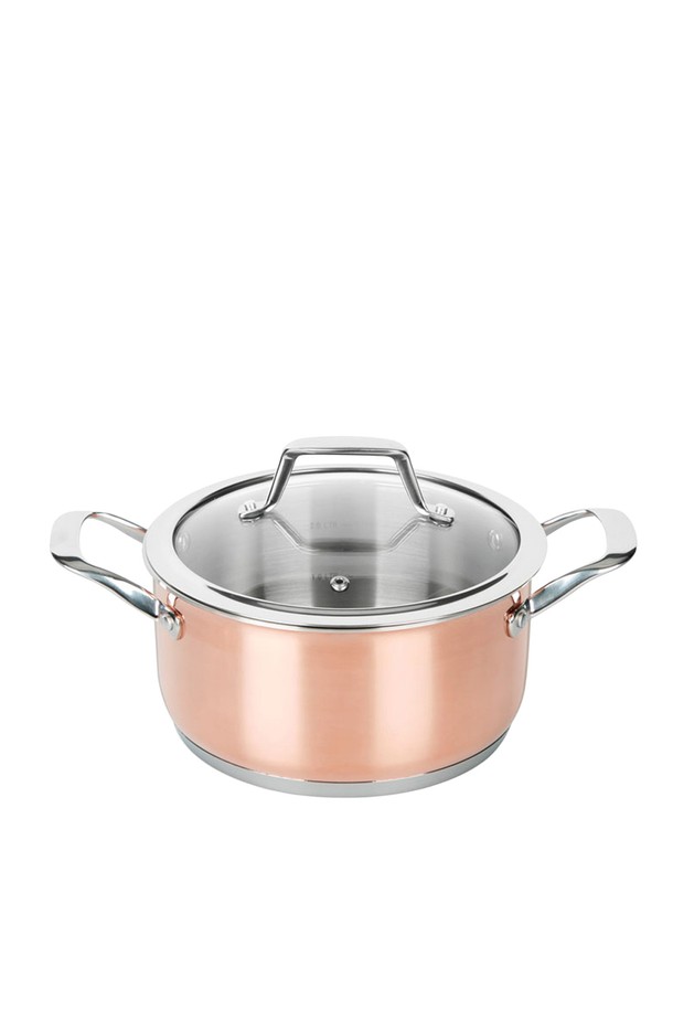 [BRK] 모던쉐프 코퍼 통3중 동냄비 곰솥 24cm은 구리, 알루미늄, 스테인리스스틸 3중 구조로 제작되어 뛰어난 열전도율과 균일한 가열을 자랑합니다. 모던하고 빈티지한 디자인에 코퍼와 실버 색상으로 주방의 품격을 높여주며, 내구성이 뛰어나 오래 사용할 수 있습니다. 강화유리 뚜껑과 인체에 무해한 스테인리스스틸 손잡이를 사용하여 안전하고 편리하게 요리할 수 있습니다. 최대 200도까지 사용 가능하며, 용량 표시로 더욱 편리하게 요리할 수 있습니다. 화학 코팅 없이 안심하고 사용할 수 있으며, 손세척을 권장합니다.
