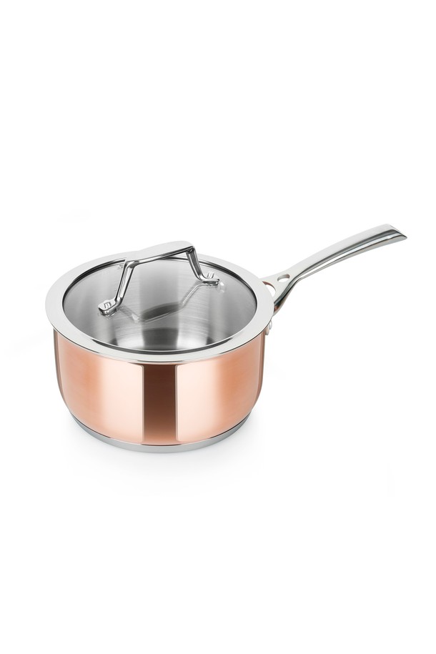 [BRK] 모던쉐프 코퍼 통3중 동 냄비 편수 18cm은 주방의 품격을 높이는 냄비입니다. 열전도율이 뛰어난 구리와 내구성이 강한 스테인리스 스틸을 결합한 통3중 구조로 제작되었습니다. 은은하게 빛나는 코퍼와 실버 색상의 조화가 모던한 디자인을 완성하며, 18cm의 아담한 사이즈로 실용성을 더했습니다. 손잡이가 부착되어 사용이 편리하며, 뚜껑이 포함되어 다양한 요리에 활용할 수 있습니다. 조리용 및 일상생활에서 폭넓게 사용할 수 있는 냄비입니다.
