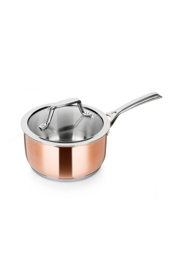 [BRK] 모던쉐프 코퍼 통3중 동 냄비 편수 16cm은 구리, 알루미늄, 스테인리스스틸 3중 구조로 제작되어 뛰어난 열전도성과 보온성을 자랑합니다. 16cm의 아담한 사이즈로 소스 제작이나 프렌치 요리에 적합하며, 균일한 가열이 가능하여 요리의 풍미를 살려줍니다. 최대 200도까지 오븐 사용이 가능하며, 강화유리 뚜껑과 인체공학적 손잡이로 편리성을 더했습니다. 용량 표시가 되어 있어 계량의 번거로움을 덜어주며, 모던하고 심플한 디자인의 구리색과 실버 색상으로 주방 인테리어에 포인트를 더할 수 있습니다. 단, 전자레인지와 식기세척기 사용은 불가합니다.
