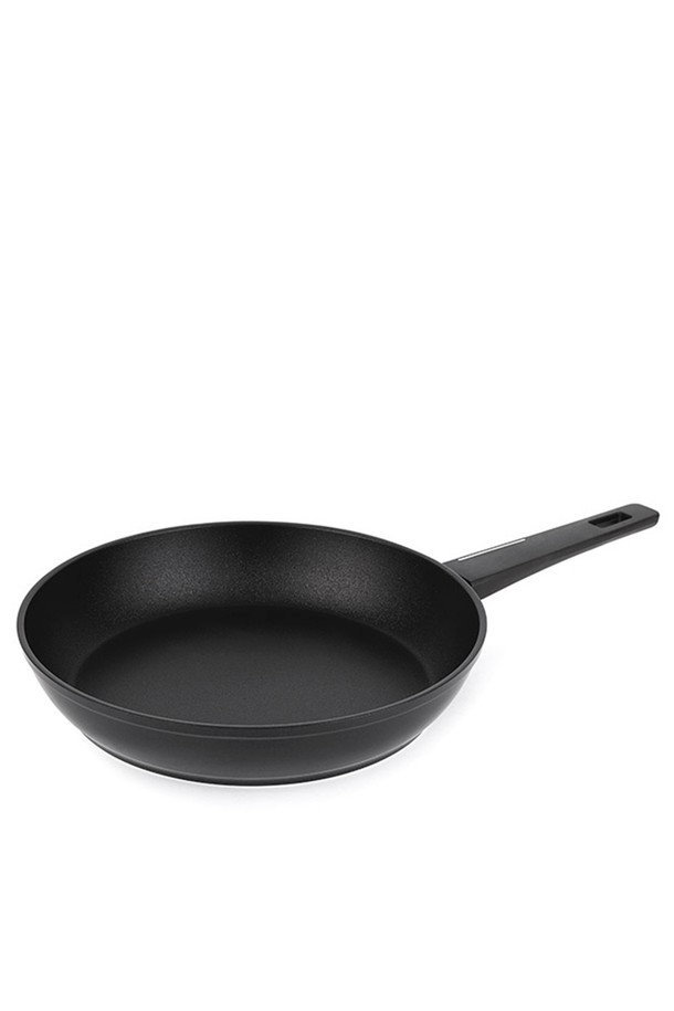 [BRK] 스마트피크 후라이팬 28cm는 3중 코팅으로 뛰어난 내구성을 자랑하며, 논스틱 기능으로 음식물이 눌어붙지 않아 편리합니다. 28cm 사이즈에 높이 5.5cm로 다양한 요리에 적합하며, 그레블론 C3+ PEEK 코팅, 세라믹 강화 코팅, PTFE 코팅을 사용하여 스크래치 방지 기능까지 갖췄습니다. 고순도 알루미늄과 스테인리스 스틸, 고무, 인체공학적 손잡이, 걸이용 홀 디자인으로 제작되어 모든 열원에서 사용 가능하며, 텍스처 표면 처리를 통해 고급스러운 느낌을 더했습니다. 인덕션 사용이 가능하여 편리하게 사용할 수 있습니다.
