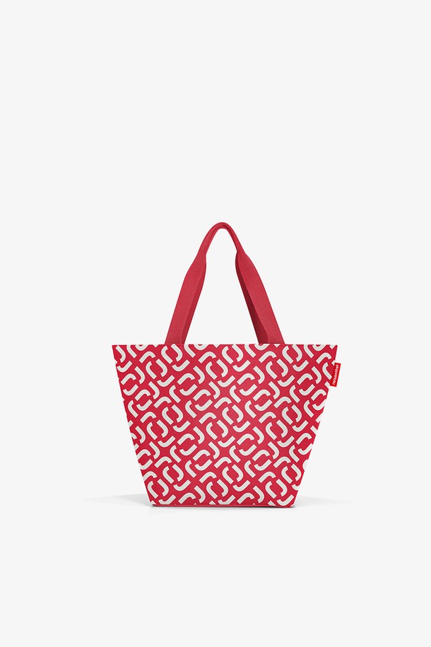 [라이젠탈] 쇼퍼백 M 시그니처레드 RSTZS3070은 15L 용량의 미디엄 사이즈 쇼퍼백입니다. 방수 기능의 폴리에스테르 소재로 제작되었으며, 시그니처 레드의 로고 프린트가 돋보입니다. 내부 지퍼 포켓, 어깨끈, 안정적인 바닥 구조를 갖추고 있으며, 재활용 소재를 사용하여 실용성과 친환경성을 모두 갖춘 여성 쇼핑 및 일상용 가방입니다.
