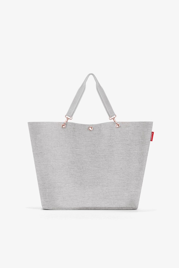 [라이젠탈] 쇼퍼백 XL 트위스트스카이로즈 RSTZU1035는 여성용 쇼퍼백으로, 넉넉한 수납공간과 실용성을 겸비한 라지 사이즈 가방입니다. 방수 기능과 가벼운 폴리에스테르 소재로 제작되어 일상 및 쇼핑 시 편안하게 사용할 수 있으며, 트위스트 플로럴 패턴과 스카이로즈 컬러가 산뜻한 느낌을 더합니다. 내부 지퍼 포켓이 있어 소지품을 안전하게 보관할 수 있으며, 도시적인 캐주얼 스타일을 연출하기에 좋습니다.
