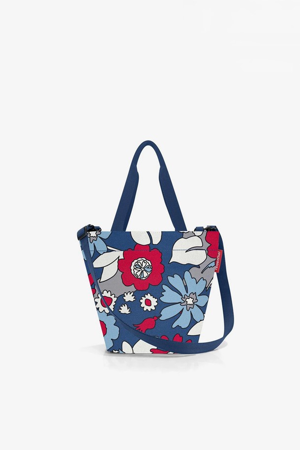 [라이젠탈] 쇼퍼백 XS 플로리스트인디고 RSTZR4088은 인디고 바탕에 플라워 패턴이 돋보이는 여성용 쇼퍼백입니다. XS 사이즈의 사각 디자인으로, 4L 용량의 넉넉한 수납공간과 내부 지퍼 포켓, 탈부착 가능한 숄더 스트랩을 갖춰 실용성을 높였습니다. 방수 기능을 제공하며, 재활용 PET 30%를 사용하여 제작되어 환경까지 생각한 가방으로, 일상, 쇼핑, 여행 등 다양한 용도로 활용 가능하며 크로스백으로도 사용 가능합니다.
