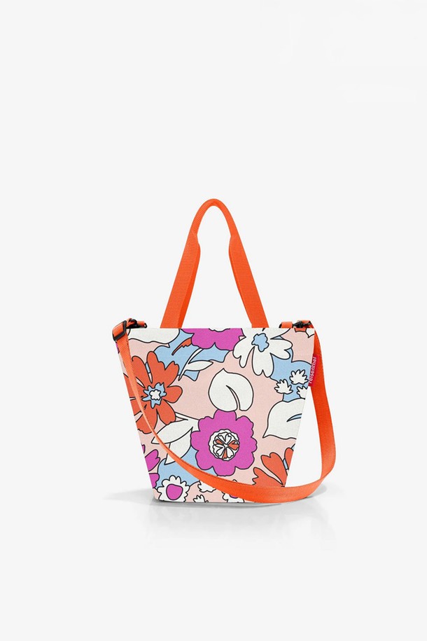 [라이젠탈] 쇼퍼백 XS 플로리스트피치 RSTZR3078은 여성용 쇼퍼백으로, 플로리스트 피치 컬러의 플로럴 패턴이 돋보입니다. XS 사이즈의 사각형 디자인이며, 방수 기능과 숄더 스트랩 탈부착이 가능한 실용적인 제품입니다. 내부 지퍼 포켓과 친환경 재생 PET 소재를 사용하여 일상생활에서 편리하게 사용할 수 있습니다.
