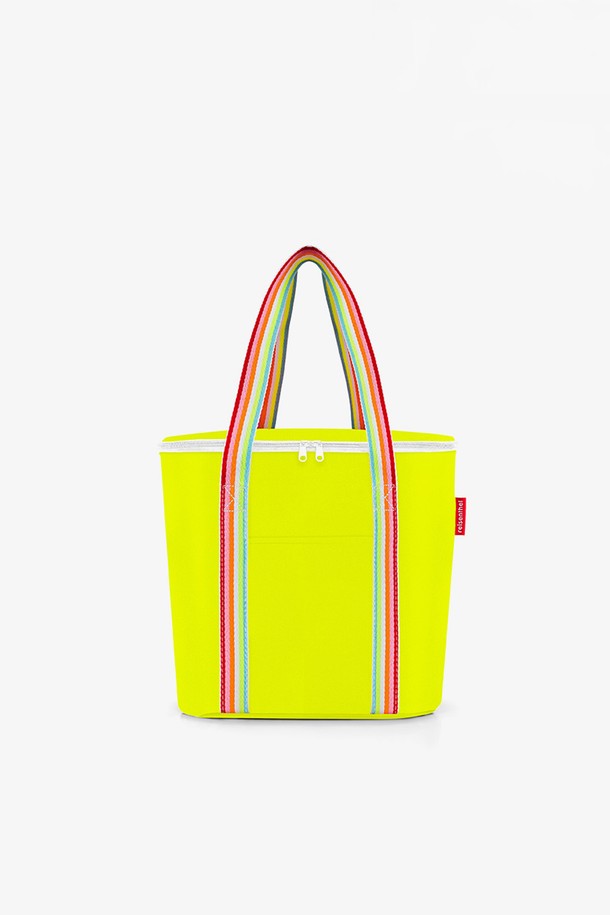 [라이젠탈] 써모 쇼퍼백 보온보냉백 팝레몬 RSTOV2032는 팝레몬을 비롯한 다양한 색상으로 출시된 미디엄 사이즈의 여성용 쇼퍼백입니다. 폴리에스테르 소재로 제작되어 가볍고 튼튼하며, 재활용 페트병을 사용하여 환경까지 생각했습니다. 방수 기능과 내부 단열재 처리를 통해 보온 및 보냉 기능을 제공하며, 피크닉, 캠핑, 일상생활 등 다양한 용도로 활용 가능합니다.
