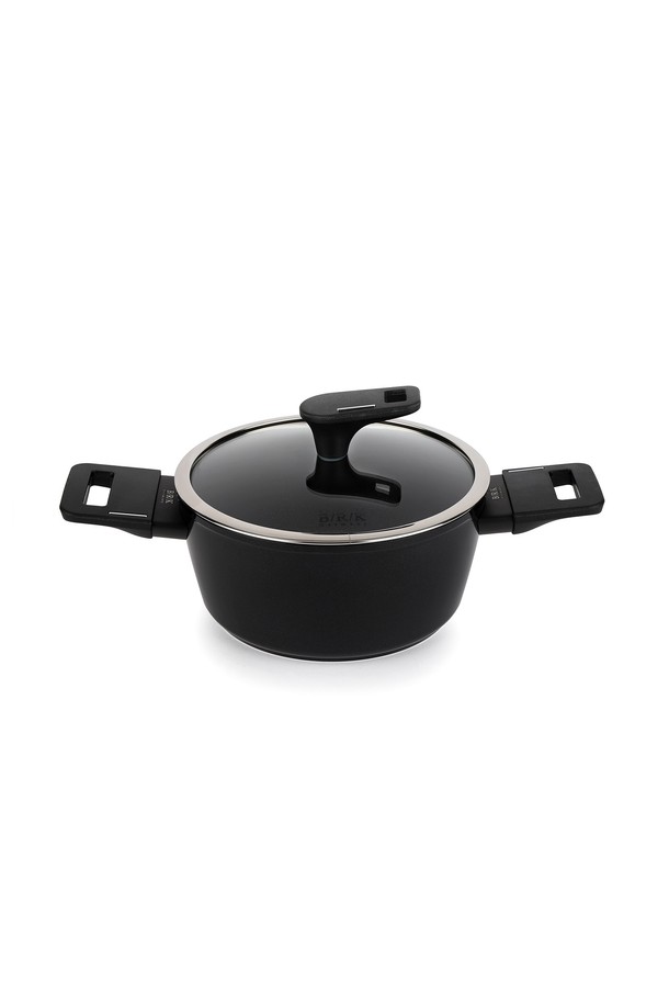 [BRK] 스마트피크 양수 냄비 20cm는 조리용으로 제작된 냄비입니다. 알루미늄 소재의 블랙 색상으로, 논스틱 코팅 처리가 되어 있어 음식이 눌어붙는 것을 방지합니다. 20cm 크기로, 양수 디자인과 이중 손잡이를 적용하여 안정적인 사용이 가능합니다. 뚜껑이 포함되어 있어 편리하며, 다양한 요리에 활용할 수 있습니다.
