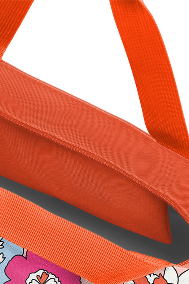 [라이젠탈] 쇼퍼백 M 플로리스트피치 RSTZS3078은 플로럴 패턴이 돋보이는 여성용 쇼퍼백입니다. 가볍고 방수 기능이 있는 폴리에스테르 소재에 75L의 넉넉한 수납 용량으로 제작되었으며, 내부 지퍼 포켓과 편안한 숄더 스트랩, 사각 바닥 디자인으로 실용성을 더했습니다. 피치 컬러와 플라워 패턴의 조화가 돋보이며, 일상 쇼핑 시 편리하게 사용할 수 있습니다.
