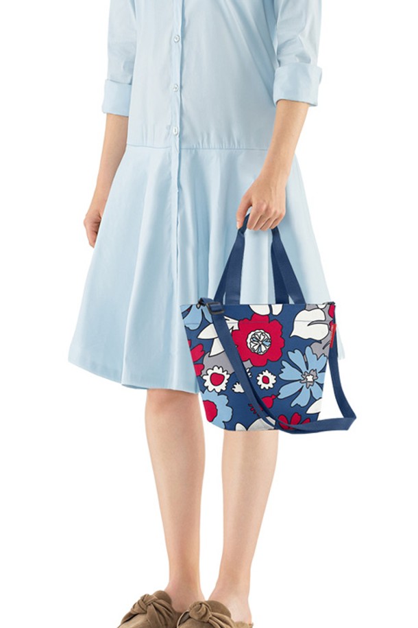 [라이젠탈] 쇼퍼백 XS 플로리스트인디고 RSTZR4088은 인디고 바탕에 플라워 패턴이 돋보이는 여성용 쇼퍼백입니다. XS 사이즈의 사각 디자인으로, 4L 용량의 넉넉한 수납공간과 내부 지퍼 포켓, 탈부착 가능한 숄더 스트랩을 갖춰 실용성을 높였습니다. 방수 기능을 제공하며, 재활용 PET 30%를 사용하여 제작되어 환경까지 생각한 가방으로, 일상, 쇼핑, 여행 등 다양한 용도로 활용 가능하며 크로스백으로도 사용 가능합니다.
