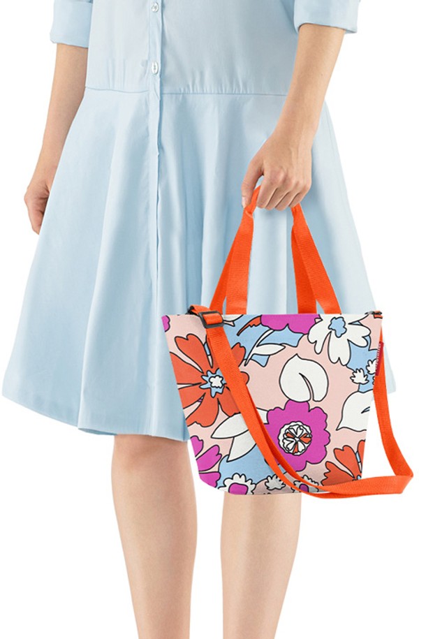 [라이젠탈] 쇼퍼백 XS 플로리스트피치 RSTZR3078은 여성용 쇼퍼백으로, 플로리스트 피치 컬러의 플로럴 패턴이 돋보입니다. XS 사이즈의 사각형 디자인이며, 방수 기능과 숄더 스트랩 탈부착이 가능한 실용적인 제품입니다. 내부 지퍼 포켓과 친환경 재생 PET 소재를 사용하여 일상생활에서 편리하게 사용할 수 있습니다.
