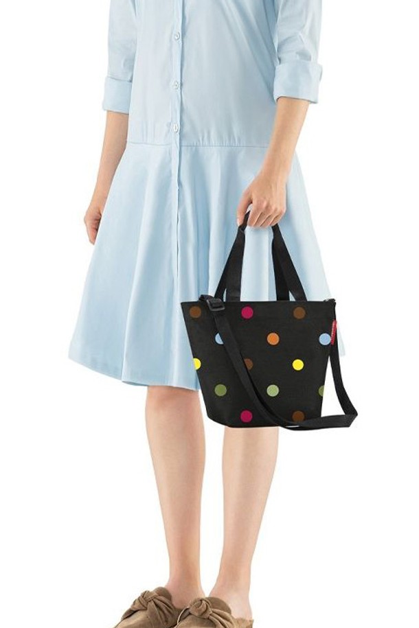 [라이젠탈] 쇼퍼백 XS 도트 RSTZR7009는 블랙과 멀티 컬러의 도트 패턴이 돋보이는 여성용 쇼퍼백입니다. 4L의 수납 용량을 갖춘 스몰 사이즈 가방으로, 방수 기능을 지원하며 내부 지퍼 포켓과 탈부착 가능한 숄더 스트랩을 통해 실용성을 높였습니다. 재활용 PET 소재 30%를 함유한 친환경 제품으로, 크로스백으로도 활용 가능하며 일상 및 캐주얼 스타일에 잘 어울립니다.
