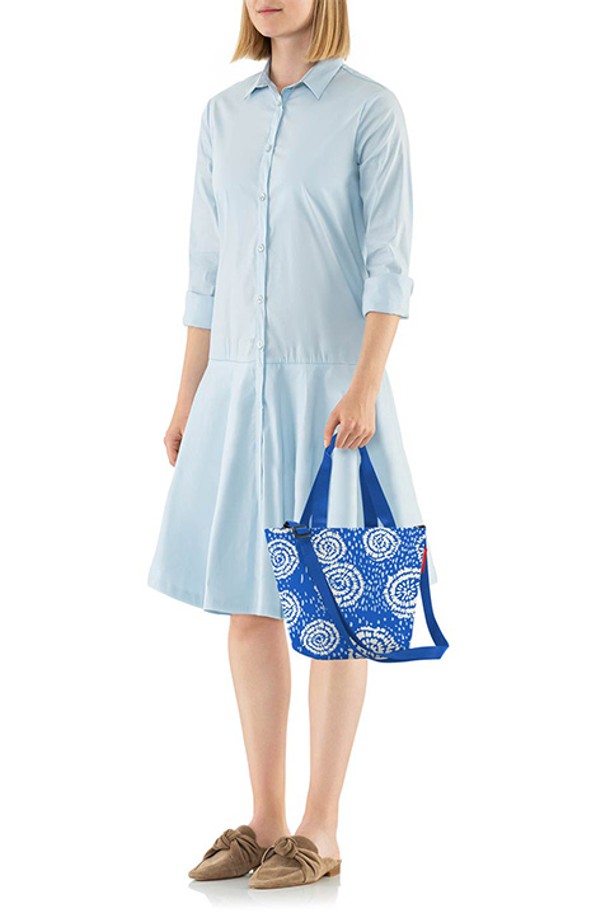 [라이젠탈] 쇼퍼백 XS 바틱스트롱블루 RSTZR4070은 여성용 쇼퍼백으로, 바틱 플로럴 패턴의 블루 컬러가 돋보입니다. 가볍고 튼튼한 폴리에스테르 소재에 생활 방수 기능을 더해 실용성을 높였으며, 내부 지퍼 포켓과 토트백/크로스백 겸용 디자인으로 활용도를 높였습니다. 가로 31cm, 세로 21cm, 폭 16cm, 4L 용량의 XS 사이즈로, 여행, 쇼핑 등 일상에서 간편하게 사용할 수 있으며, 탈부착 가능한 어깨끈과 재활용 PET병으로 제작된 친환경적인 제품입니다.
