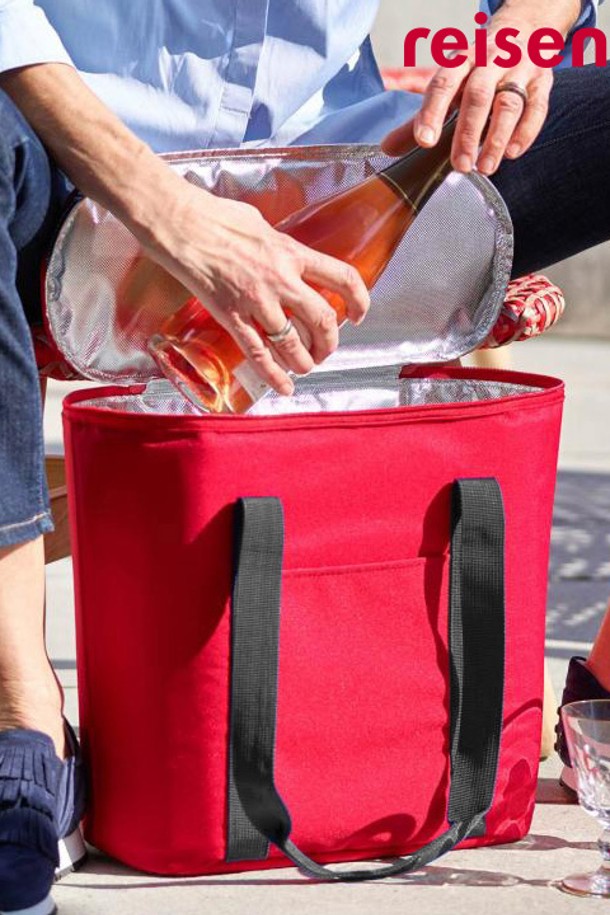 라이젠탈 써모 쇼퍼백은 38cm x 35cm x 16cm 사이즈의 미디엄 쇼퍼백으로, 7.5L 용량의 넉넉한 수납공간을 제공합니다. 방수 기능과 보온/보냉 기능을 갖춘 레드 색상의 폴리에스테르 소재 가방으로, 재활용 소재를 사용하여 제작되었습니다. 지퍼형 잠금 방식으로 내용물을 안전하게 보호하며, 피크닉, 캠핑, 쇼핑, 일상 등 다양한 용도로 활용 가능합니다.
